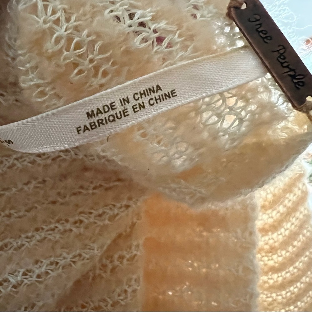 Free People Soft Cream and Peach V-Neck Light Knit Sweater Size S - Picture 5 of 6